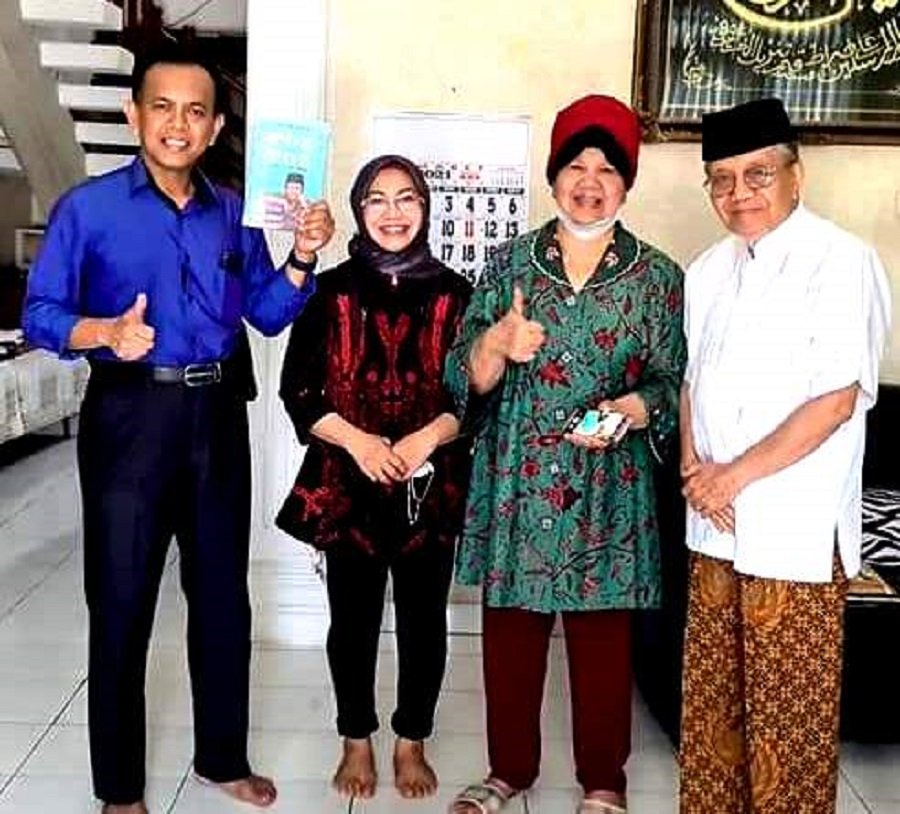 Penyair Taufiq Ismail dan Ibu Aty, istrinya (kanan) bersama Dr.Tammasse, Balla, M.Hum/Dr.dr.Jumraini, S.Ked, Sp.S (K).
